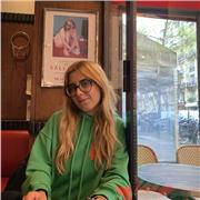 Sono una ragazza diplomata al liceo linguistico con il massimo dei voti e posso dare lezioni di spagnolo e inglese